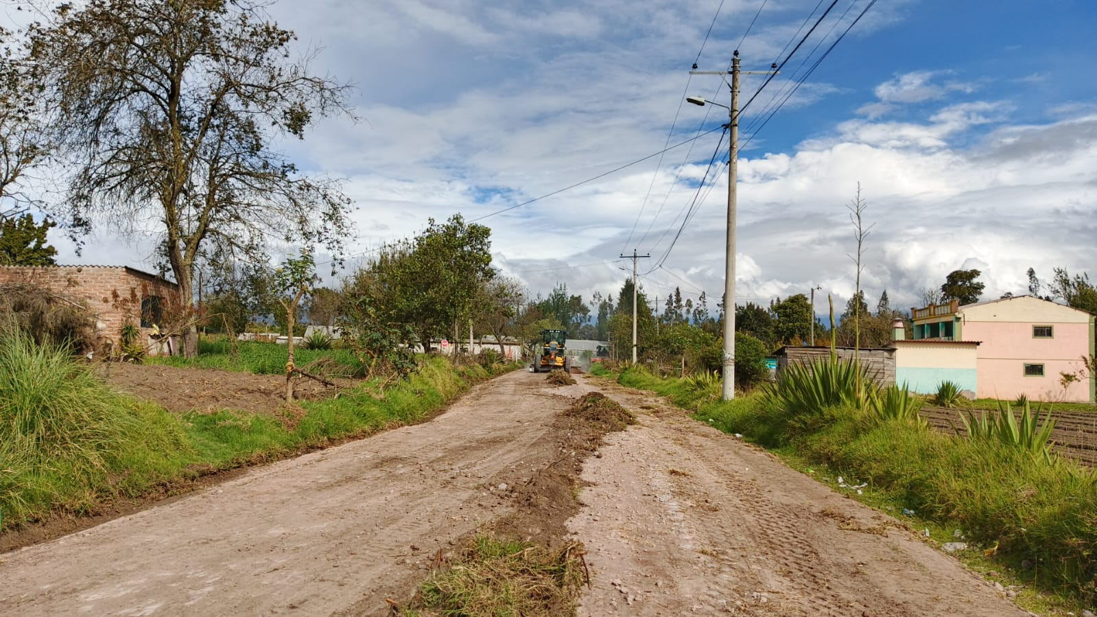 Mantenimiento de la red vial parroquial, beneficiando directamente